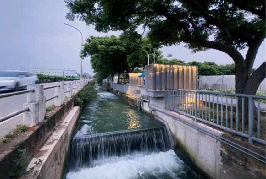 后里小水力實際案場:路旁灌溉渠道的跌水與發電設施,傍晚燈光